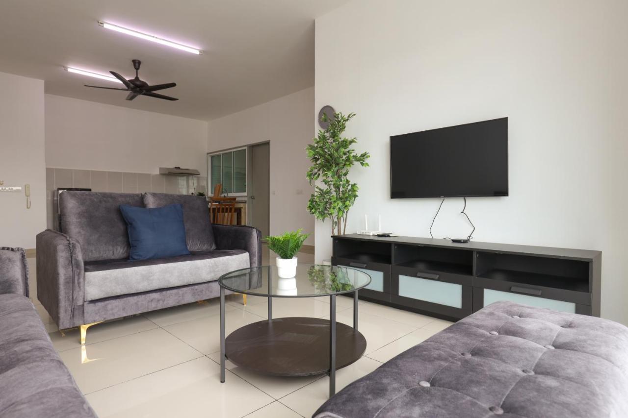 Cozy 3-Bedroom Condo With Pool - Seri Kembangan Εξωτερικό φωτογραφία