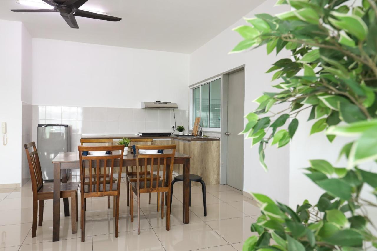 Cozy 3-Bedroom Condo With Pool - Seri Kembangan Εξωτερικό φωτογραφία