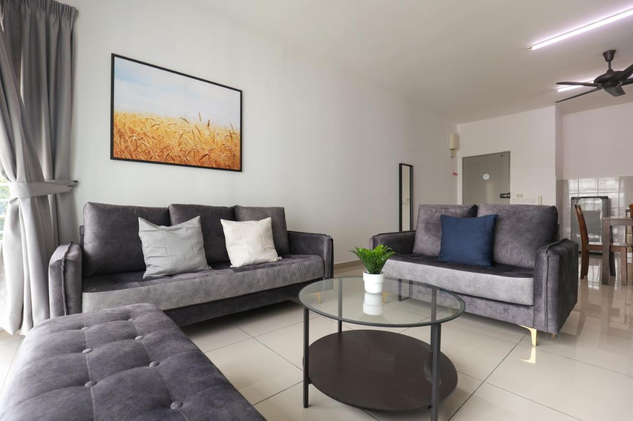 Cozy 3-Bedroom Condo With Pool - Seri Kembangan Εξωτερικό φωτογραφία