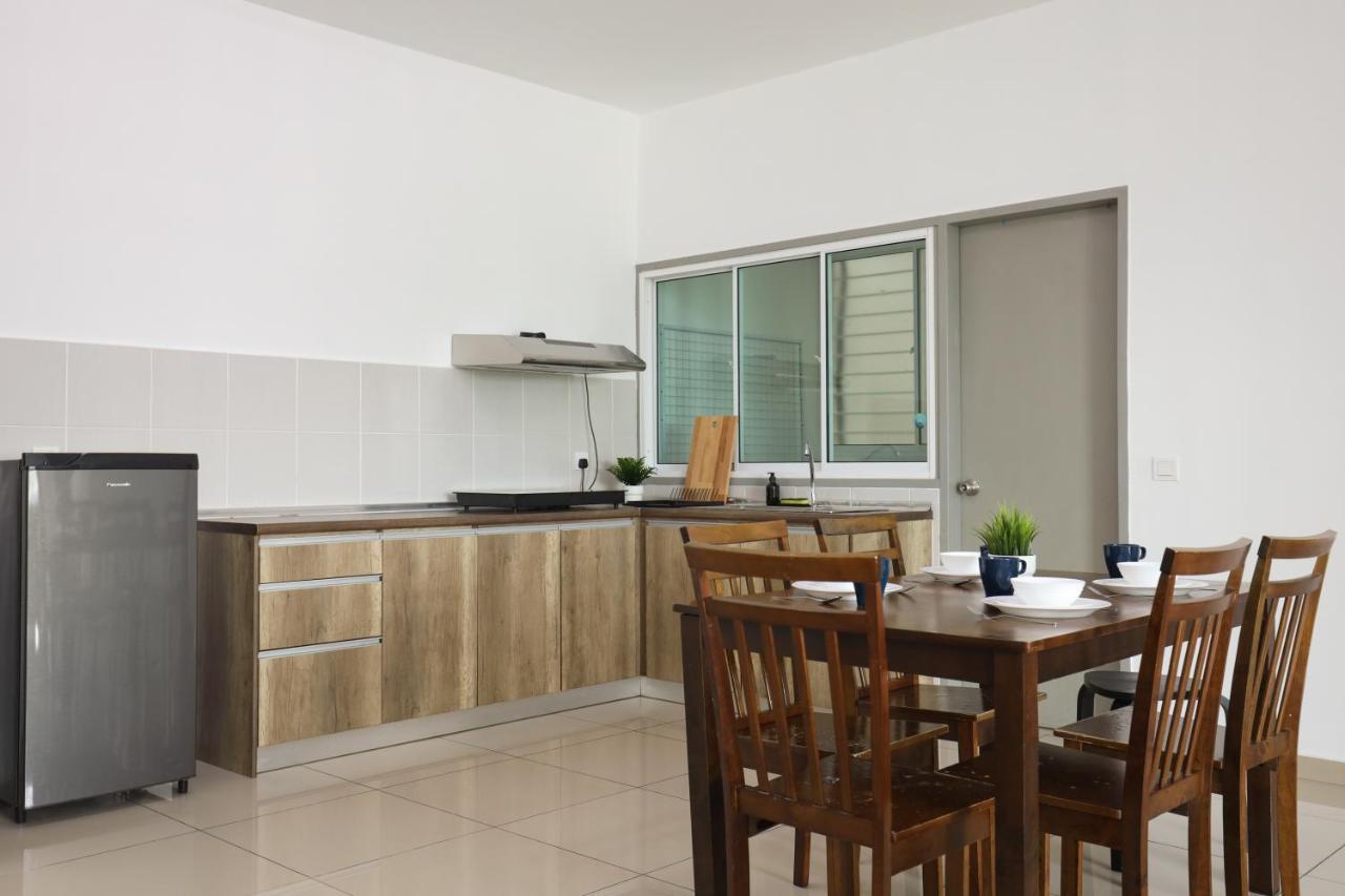 Cozy 3-Bedroom Condo With Pool - Seri Kembangan Εξωτερικό φωτογραφία