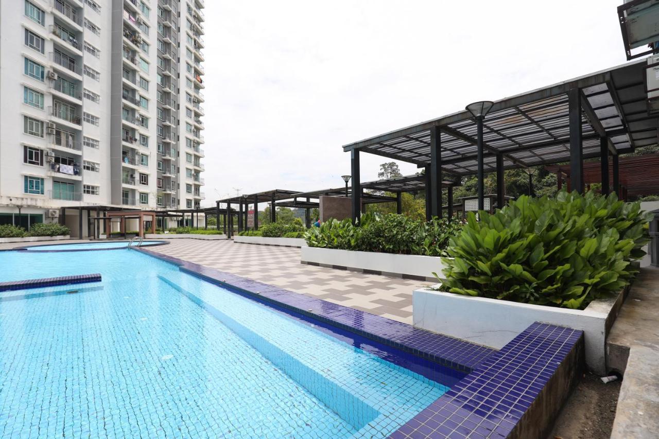 Cozy 3-Bedroom Condo With Pool - Seri Kembangan Εξωτερικό φωτογραφία