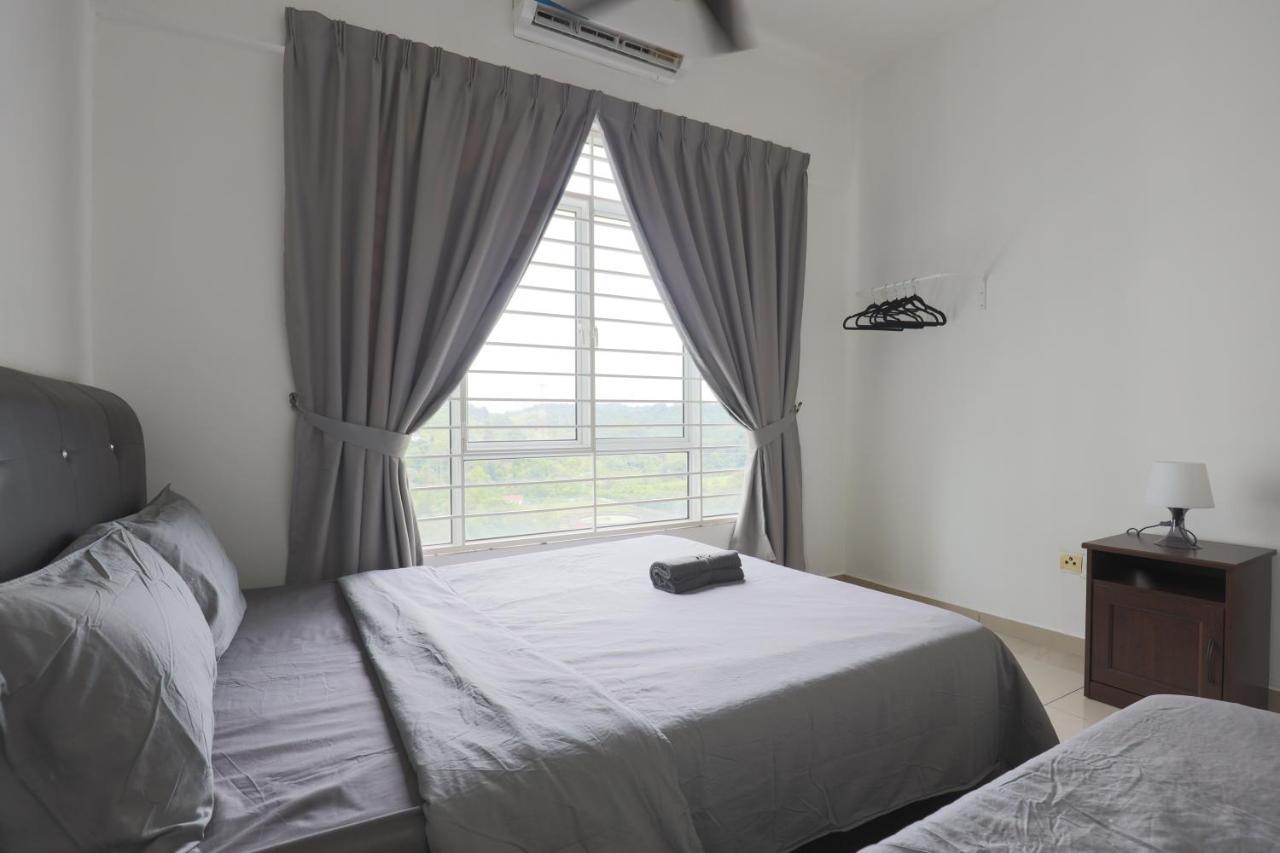 Cozy 3-Bedroom Condo With Pool - Seri Kembangan Εξωτερικό φωτογραφία
