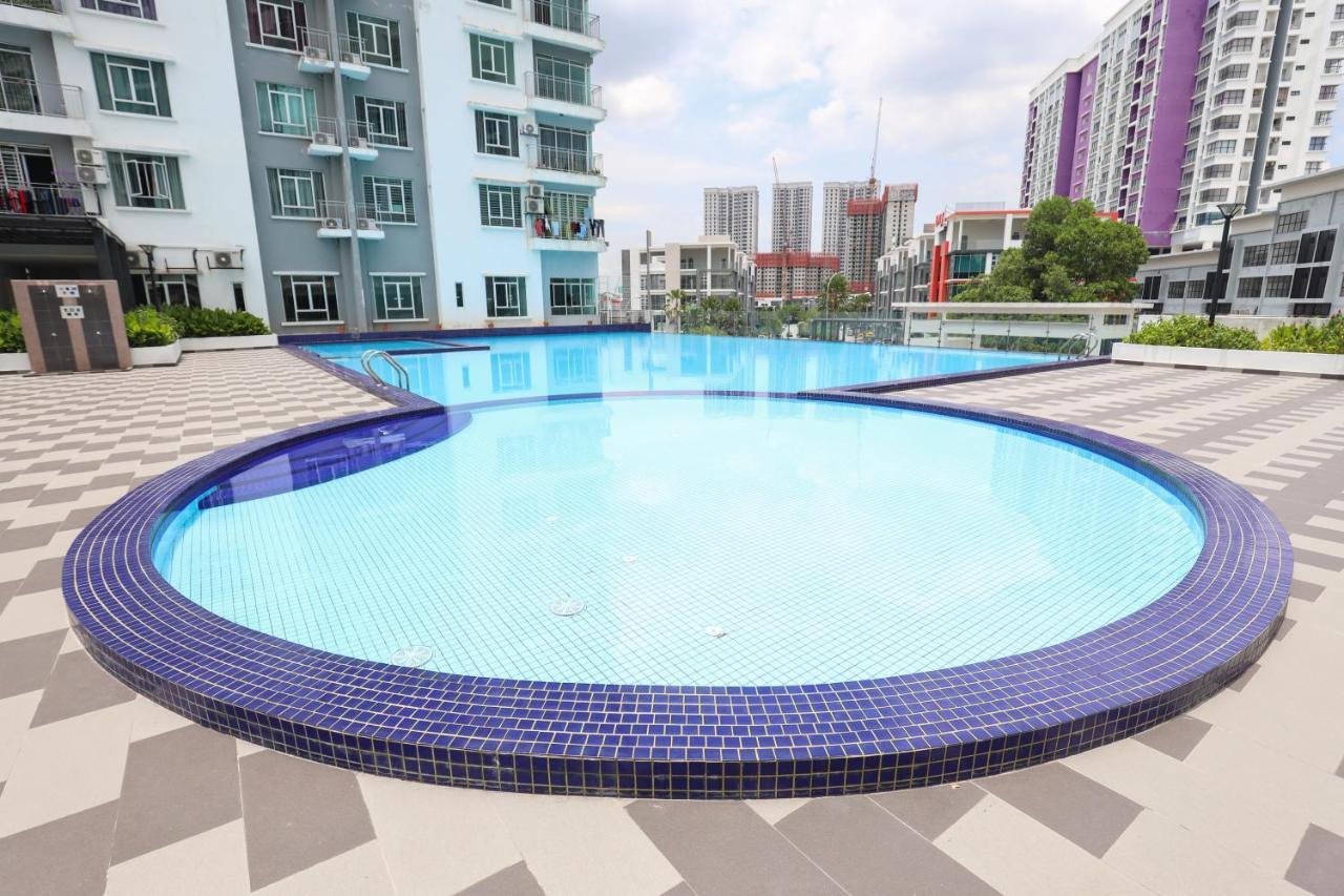 Cozy 3-Bedroom Condo With Pool - Seri Kembangan Εξωτερικό φωτογραφία